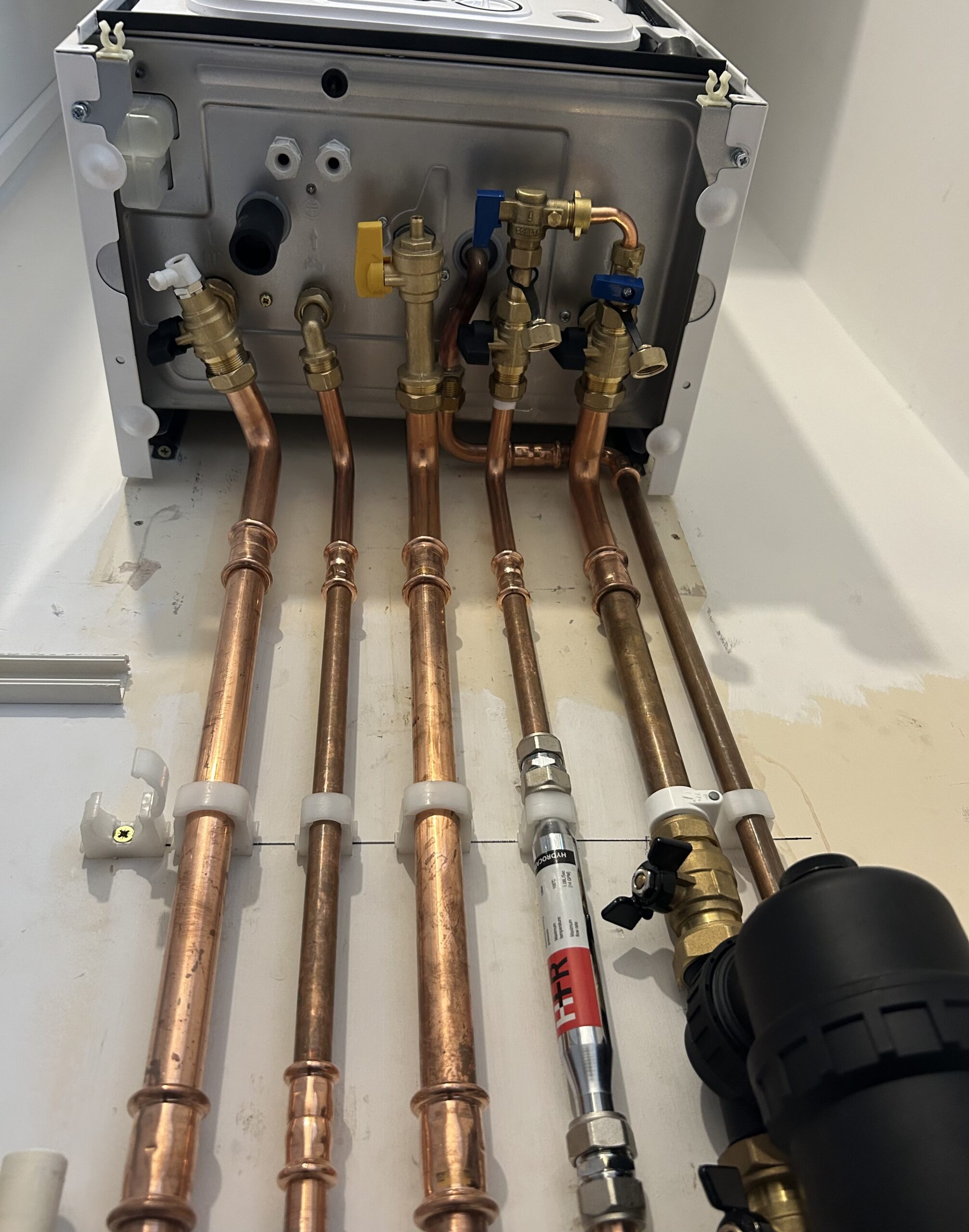 Copper pipework and magnetic filter on a new boiler install